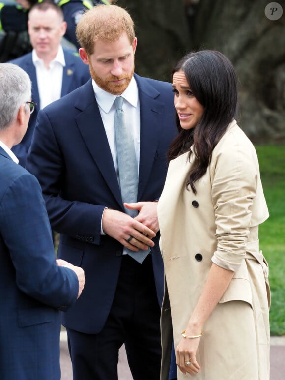 Le prince Harry, duc de Sussex, et Meghan Markle, enceinte, duchesse de Sussex, vont à la rencontre de la foule venue les accueillir, lors de la visite des jardins botaniques de Melbourne, le 18 octobre 2018. 