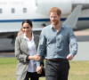 Tout le monde attendait de savoir si le prince Harry et Meghan Markle seraient présents au couronnement de Charles III.
Le prince Harry, duc de Sussex, et Meghan Markle (enceinte), duchesse de Sussex, à leur arrivée à l'aéroport de Dubbo, à l'occasion de leur voyage officiel en Australie.