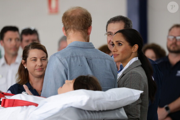 Le prince Harry, duc de Sussex et sa femme Meghan Markle, duchesse de Sussex (enceinte) visitent le "Royal Flying Doctor Service Visitor Education" à Dubbo en Australie lors de leur première tournée officielle, le 17 octobre 2018.