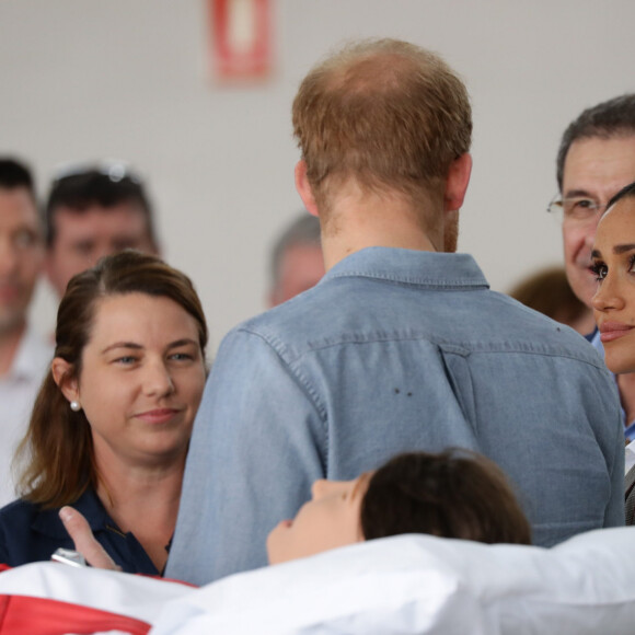 Le prince Harry, duc de Sussex et sa femme Meghan Markle, duchesse de Sussex (enceinte) visitent le "Royal Flying Doctor Service Visitor Education" à Dubbo en Australie lors de leur première tournée officielle, le 17 octobre 2018.