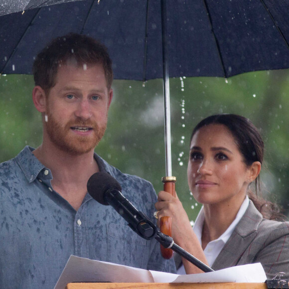 Le prince Harry, duc de Sussex a prononcé un discours aux côtés de sa femme Meghan Markle, duchesse de Sussex (enceinte) sous la pluie au parc Victoria Park de la ville de Dubbo en Australie dans le cadre de leur première tournée officielle, le 17 octobre 2018. Le couple a rencontré les agriculteurs de la région de l'est, zone frappée par la sécheresse. Un orage a eclaté et c'est sous un parapluie (tenu par la duchesse) que le prince Harry a fait son discours.  The drought stricken of Dubbo was given two surprises today when the Duke and Duchess of Sussex arrived - and so did the rain. The Duchess held an umbrella for her husband in a sweet gesture. on October 17th 2018