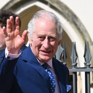 Le couronnement de Charles III aura lieu le 6 mai prochain à Londres.
Le roi Charles III d'Angleterre - La famille royale du Royaume Uni arrive pour assister à la messe de Pâques à la chapelle Saint Georges au château de Windsor, le 9 avril 2023. 