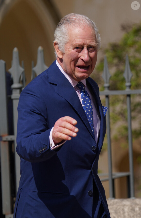 Le roi Charles III d'Angleterre - La famille royale du Royaume Uni arrive à la chapelle Saint George pour la messe de Pâques au château de Windsor le 9 avril 2023.  King Charles III leaves after attending the Easter Mattins Service at St George's Chapel at Windsor Castle in Berkshire. Picture date: Sunday April 9, 2023. 