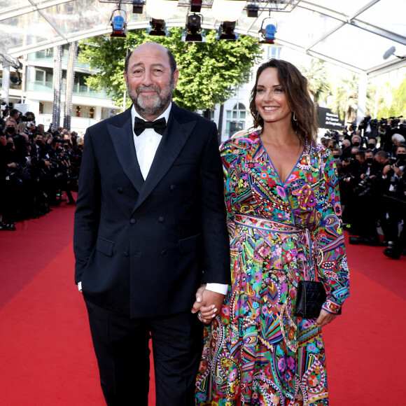 "Il m'a fait la gueule de ne pas l'avoir prévenu que je me mariais", a notamment révélé Kad Merad à nos confrères, lui qui a effectivement dit "oui" à l'actrice Julia Vignali il y a quelques mois dans la petite ville de Mary en Saône-et-Loire. 
Kad Merad et Julia Vignali - Montée des marches du film " OSS 117 : Alerte rouge en Afrique Noire " lors du 74ème Festival International du Film de Cannes. © Borde-Jacovides-Moreau / Bestimage 