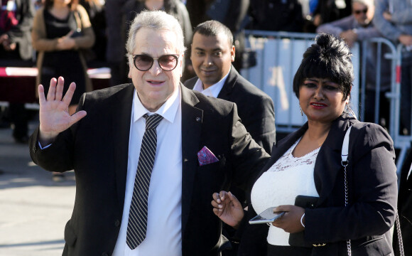 Paul-Loup Sulitzer et sa compagne Supriya Answya Devi Rathoar - Arrivées aux obsèques de Bernard Tapie en la cathédrale de la Major à Marseille le 8 octobre 2021. © Jacovides / Santini / Bestimage