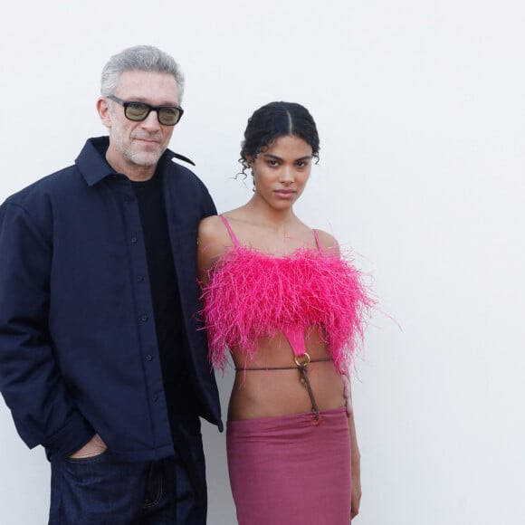 Vincent Cassel et sa femme Tina Kunakey au photocall du défilé Jacquemus pour la présentatation de la toute dernière collection "Le Raphia" au Bourget, Seine-Saint-Denis (93), France, le 12 décembre 2022. © Veeren-Clovis/Bestimage