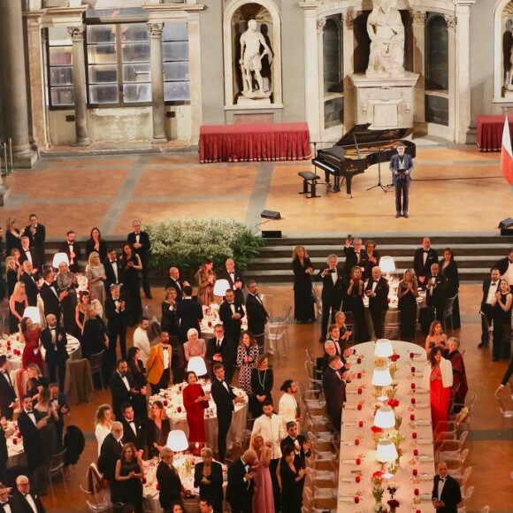 Un look parfait et remarqué pour le dîner de charité qui a suivi la remise des portraits au prince Albert 
Le prince Albert II de Monaco et la princesse Charlène de Monaco au Palazzo Vecchio pour le dîner de gala du 160ème anniversaire du consulat monégasque de Florence, Italie, le 12 avril 2023. © LaPresse/Bestimage