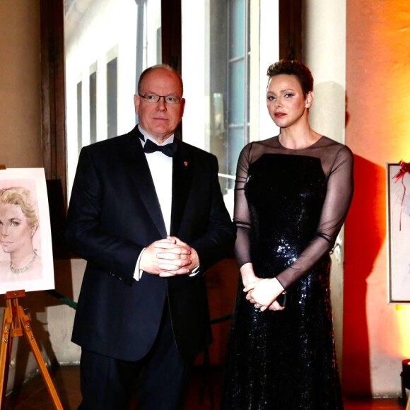 Pour faire honneur à ce moment solennel, Charlène portait une longue robe noire à sequins dont une partie du buste et les manches étaient transparentes
Le prince Albert II de Monaco et la princesse Charlène de Monaco, recevant un portrait de sa mère Grace Kelly des mains de la veuve de Nano Campeggi au Palazzo Vecchio pour le dîner de gala du 160ème anniversaire du consulat monégasque de Florence, Italie, le 12 avril 2023. © LaPresse/Bestimage