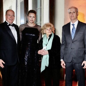 Le prince Albert et Charlène étaient en Italie pour une occasion très spéciale 
Le prince Albert II de Monaco et la princesse Charlène de Monaco, recevant un portrait de sa mère Grace Kelly des mains de la veuve de Nano Campeggi au Palazzo Vecchio pour le dîner de gala du 160ème anniversaire du consulat monégasque de Florence, Italie. © LaPresse/Bestimage