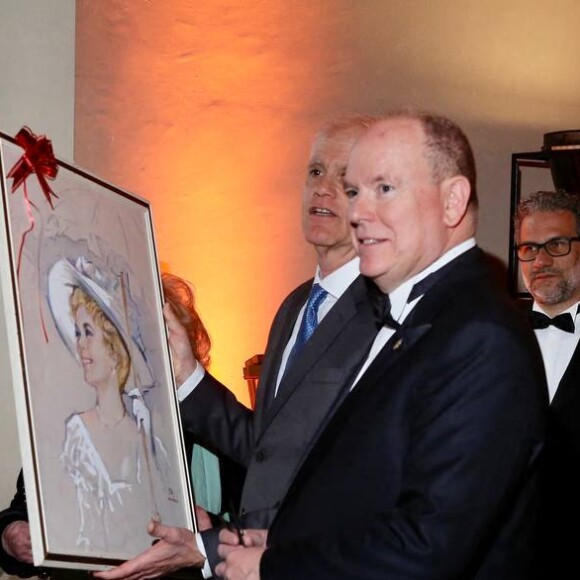 Le prince Albert II de Monaco et la princesse Charlène de Monaco, recevant un portrait de sa mère Grace Kelly des mains de la veuve de Nano Campeggi au Palazzo Vecchio pour le dîner de gala du 160ème anniversaire du consulat monégasque de Florence, Italie, le 12 avril 2023. © LaPresse/Bestimage