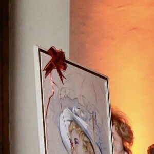 Le prince recevait des portraits de sa mère Grace Kelly des mains de la veuve de l'artiste Nano Campeggi à qui il doit ces dessins
Le prince Albert II de Monaco et la princesse Charlène de Monaco, recevant un portrait de sa mère Grace Kelly des mains de la veuve de Nano Campeggi au Palazzo Vecchio pour le dîner de gala du 160ème anniversaire du consulat monégasque de Florence, Italie, le 12 avril 2023. © LaPresse/Bestimage