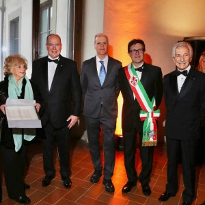 Le prince Albert II de Monaco et la princesse Charlène de Monaco, recevant un portrait de sa mère Grace Kelly des mains de la veuve de Nano Campeggi au Palazzo Vecchio pour le dîner de gala du 160ème anniversaire du consulat monégasque de Florence, Italie, le 12 avril 2023. © LaPresse/Bestimage