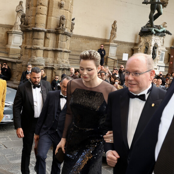 Toujours aussi amoureux après presque 12 ans de mariage !
Le prince Albert II de Monaco et la princesse Charlène de Monaco au Palazzo Vecchio pour le dîner de gala du 160ème anniversaire du consulat monégasque de Florence, Italie, le 12 avril 2023. © LaPresse/Bestimage