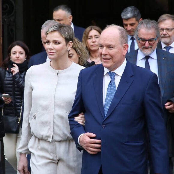 Le prince Albert II de Monaco et la princesse Charlène de Monaco à la sortie de Fondation Andrea Bocelli au Palazzo Gondi pour le 160ème anniversaire du consulat monégasque de Florence, France, le 12 avril 2023. © LaPresse/Panoramic/bestimage