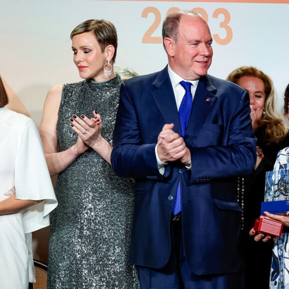 Leanne Robers, la princesse Charlene de Monaco, le prince Albert II de Monaco et Zimi Sawacha lors de la 11ème édition du prix "Monte-Carlo - Femme de l'année", à l'hotel Hermitage à Monaco, le 24 mars 2023. L'idée de ce Prix a été conçue par Cinzia Sgambati-Colman, journaliste, entrepreneur, mère et épouse qui a toujours essayé de maintenir l'équilibre parmi tous ses rôles. Le Prix est un hommage à ces femmes qui, en assumant un ou l'autres de ces rôles, sont parvenues à réaliser quelque chose de spécial qui a marqué leur vie ou celle des autres. Cette année, les lauréates sont Manilla di Gioovanni, pour le Prix Monte-Carlo Femme 2023, Leanne Roberts, pour le Prix Special, et le Pr. Zimi Sawacha, pour le Prix Monte-Carlo Femme de l'Année 2023 qui lui a été remis par la princesse Charlene de Monaco. © Claudia Albuquerque/Bestimage 