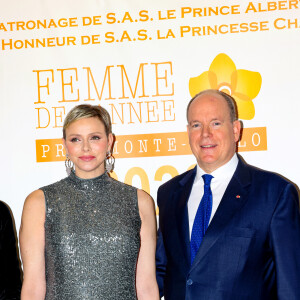 La princesse Charlene de Monaco et le prince Albert II de Monaco lors de la 11ème édition du prix "Monte-Carlo - Femme de l'année", à l'hotel Hermitage à Monaco, le 24 mars 2023. L'idée de ce Prix a été conçue par Cinzia Sgambati-Colman, journaliste, entrepreneur, mère et épouse qui a toujours essayé de maintenir l'équilibre parmi tous ses rôles. Le Prix est un hommage à ces femmes qui, en assumant un ou l'autres de ces rôles, sont parvenues à réaliser quelque chose de spécial qui a marqué leur vie ou celle des autres. Cette année, les lauréates sont Manilla di Gioovanni, pour le Prix Monte-Carlo Femme 2023, Leanne Roberts, pour le Prix Special, et le Pr. Zimi Sawacha, pour le Prix Monte-Carlo Femme de l'Année 2023 qui lui a été remis par la princesse Charlene de Monaco. © Claudia Albuquerque/Bestimage 