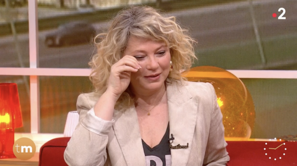 Cécile Dubois très émue en découvrant un message de son chéri Jean-Pierre Michaël dans "Télématin" sur France 2.