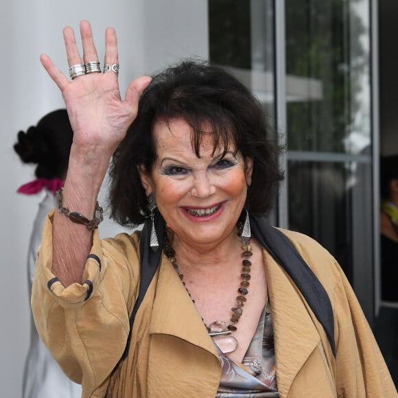 Un jour, évidemment, elle a décidé d'évoquer la réalisé avec son enfant.
Claudia Cardinale se promène sur la croisette lors du 71e Festival International du Film de Cannes, le 12 mai 2018.