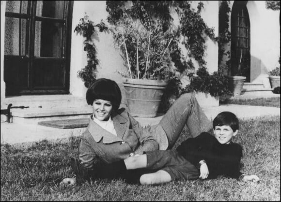 Archives - Claudia Cardinale et son fils Patrick à Rome en 1967.