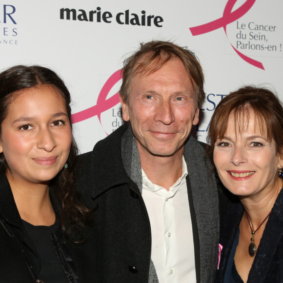 Emma Kabouche, Thierry Ragueneau et Cécilia Hornus lors de la soirée de lancement de la 25ème édition "Octobre rose" sur la péniche Pavillon Seine à Paris, France, le 1er octobre 2018. L'association Le Cancer du Sein, Parlons-en! lance la 25 édition d'Octobre Rose en France. © Denis Guignebourg/Bestimage 