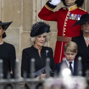 Meghan Markle, Camilla Parker Bowles, reine consort d'Angleterre, Le prince George de Galles,La princesse Charlotte de Galles,Catherine (Kate) Middleton, princesse de Galles - Procession du cercueil de la reine Elizabeth II d'Angleterre de Wesminster Hall où il était exposé au public, jusqu'à l'Abbaye de Westminster. Le cercueil est installé sur l'affût du canon, puis tiré par 142 marins de la Royal Navy à l'aide de cordages, dans la plus pure tradition de la monarchie britannique. Cette tradition remonte aux funérailles d'Etat de la reine Victoria en février 1901. Londres, le 19 septembre 2022. 