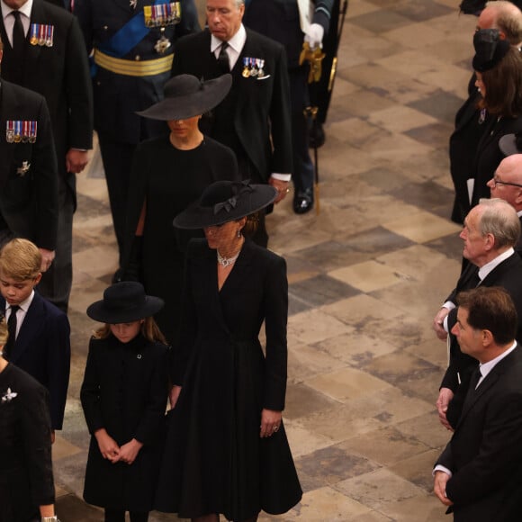 Le prince George de Galles, La princesse Charlotte de Galles, Catherine (Kate) Middleton, princesse de Galles (robe Alexander McQueen), et Meghan Markle, duchesse de Sussex - Service funéraire à l'Abbaye de Westminster pour les funérailles d'Etat de la reine Elizabeth II d'Angleterre, à Londres, Royaume Uni, le 19 septembre 2022 © Ian Vogler/Mirroppix/Bestimage 