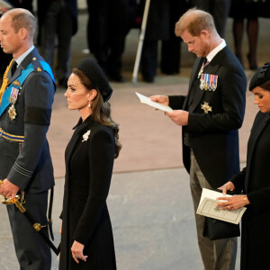 Le prince de Galles William, Kate Catherine Middleton, princesse de Galles, le prince Harry, duc de Sussex, Meghan Markle, duchesse de Sussex - Intérieur - Procession cérémonielle du cercueil de la reine Elisabeth II du palais de Buckingham à Westminster Hall à Londres. Le 14 septembre 2022 