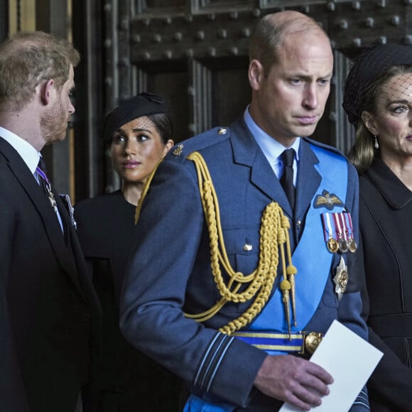 La priant de "s'asseoir loin des premiers rangs au sein de l'abbaye" si elle était présente
Le prince Harry, duc de Sussex et Meghan Markle, duchesse de Sussex, Le prince William, prince de Galles, et Catherine (Kate) Middleton, princesse de Galles - Sortie - Procession cérémonielle du cercueil de la reine Elisabeth II du palais de Buckingham à Westminster Hall à Londres, où les Britanniques et les touristes du monde entier pourront lui rendre hommage jusqu'à ses obsèques prévues le 19 septembre 2022. Le 14 septembre 2022. 