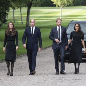 Le prince de Galles William, la princesse de Galles Kate Catherine Middleton, le prince Harry, duc de Sussex, Meghan Markle, duchesse de Sussex à la rencontre de la foule devant le château de Windsor, suite au décès de la reine Elisabeth II d'Angleterre. Le 10 septembre 2022 