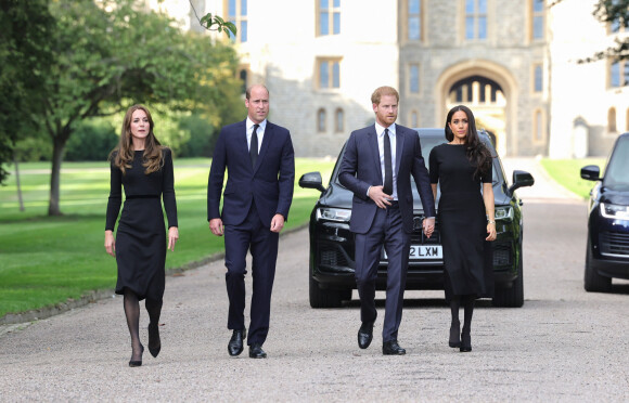 La question ne se pose plus puisque Meghan Markle ne fera pas le déplacement 
La princesse de Galles Kate Catherine Middleton, le prince de Galles William et le prince Harry, duc de Sussex et Meghan Markle, duchesse de Sussex à la rencontre de la foule devant le château de Windsor, suite au décès de la reine Elisabeth II d'Angleterre. Le 10 septembre 2022 