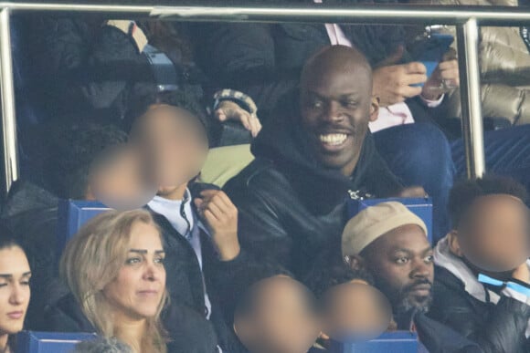 Jean-Pascal Zadi en famille - Tribunes lors du match de championnat de Ligue 1 Uber Eats opposant le Paris Saint-Germain (PSG) au RC Lens (3-1) au Parc des Princes à Paris le 15 avril 2023. © Cyril Moreau/Bestimage