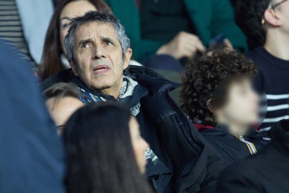 Julien Clerc et son fils Léonard - Tribunes lors du match de championnat de Ligue 1 Uber Eats opposant le Paris Saint-Germain (PSG) au RC Lens (3-1) au Parc des Princes à Paris le 15 avril 2023. © Cyril Moreau/Bestimage