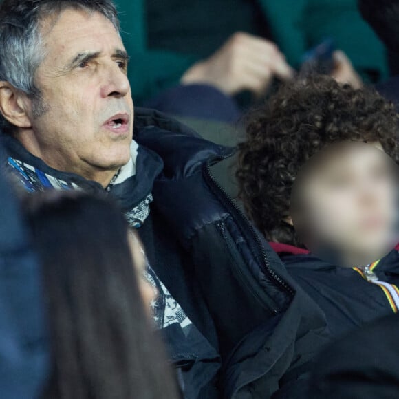 Le 15 avril 2023, le Paris Saint-Germain a affronté le RC Lens au Parc des Princes.
Julien Clerc et son fils Léonard - Tribunes lors du match de championnat de Ligue 1 Uber Eats opposant le Paris Saint-Germain (PSG) au RC Lens (3-1) au Parc des Princes à Paris le 15 avril 2023. © Cyril Moreau/Bestimage