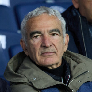 Raymond Domenech et son fils Merlin - Tribunes lors du match de championnat de Ligue 1 Uber Eats opposant le Paris Saint-Germain (PSG) au RC Lens (3-1) au Parc des Princes à Paris le 15 avril 2023. © Cyril Moreau/Bestimage