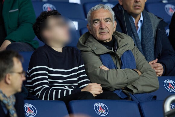 Raymond Domenech et son fils Merlin - Tribunes lors du match de championnat de Ligue 1 Uber Eats opposant le Paris Saint-Germain (PSG) au RC Lens (3-1) au Parc des Princes à Paris le 15 avril 2023. © Cyril Moreau/Bestimage