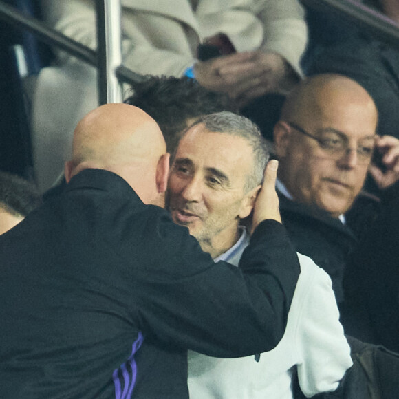 Franck Gastambide et Elie Semoun - Tribunes lors du match de championnat de Ligue 1 Uber Eats opposant le Paris Saint-Germain (PSG) au RC Lens (3-1) au Parc des Princes à Paris le 15 avril 2023. © Cyril Moreau/Bestimage