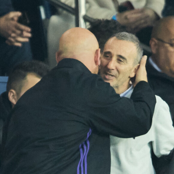 Franck Gastambide et Elie Semoun - Tribunes lors du match de championnat de Ligue 1 Uber Eats opposant le Paris Saint-Germain (PSG) au RC Lens (3-1) au Parc des Princes à Paris le 15 avril 2023. © Cyril Moreau/Bestimage