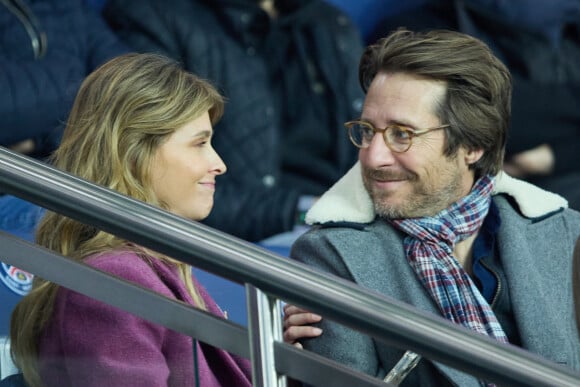 Ophélie Meunier et son mari Mathieu Vergne - Tribunes lors du match de championnat de Ligue 1 Uber Eats opposant le Paris Saint-Germain (PSG) au RC Lens (3-1) au Parc des Princes à Paris le 15 avril 2023. © Cyril Moreau/Bestimage