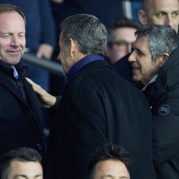 Julien Clerc, Nicolas Sarkozy - Tribunes lors du match de championnat de Ligue 1 Uber Eats opposant le Paris Saint-Germain (PSG) au RC Lens (3-1) au Parc des Princes à Paris le 15 avril 2023. © Cyril Moreau/Bestimage