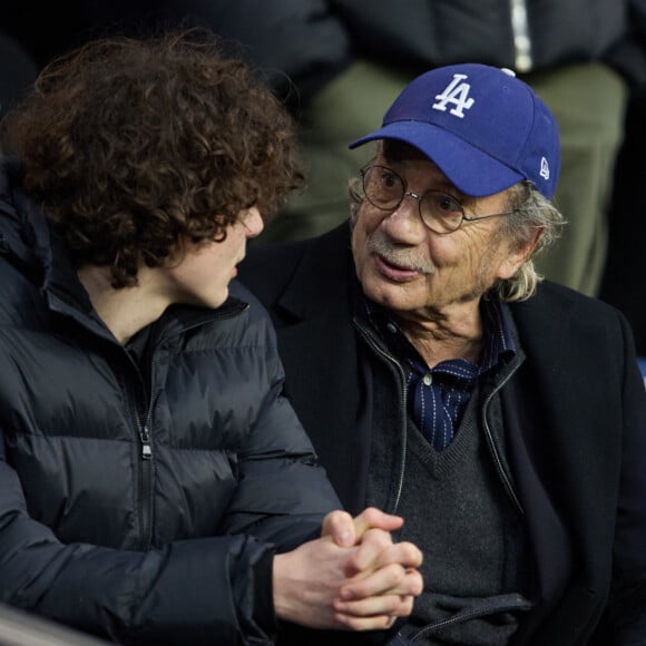 Patrick Chesnais et son fils Victor - Tribunes lors du match de championnat de Ligue 1 Uber Eats opposant le Paris Saint-Germain (PSG) au RC Lens (3-1) au Parc des Princes à Paris le 15 avril 2023. © Cyril Moreau/Bestimage