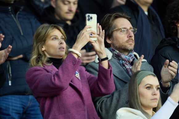 Ophélie Meunier et son mari Mathieu Vergne - Tribunes lors du match de championnat de Ligue 1 Uber Eats opposant le Paris Saint-Germain (PSG) au RC Lens (3-1) au Parc des Princes à Paris le 15 avril 2023. © Cyril Moreau/Bestimage