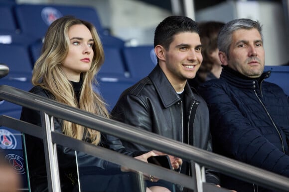 Esteban Ocon, sa compagne Elena Berri, Laurent Ocon - Tribunes lors du match de championnat de Ligue 1 Uber Eats opposant le Paris Saint-Germain (PSG) au RC Lens (3-1) au Parc des Princes à Paris le 15 avril 2023. © Cyril Moreau/Bestimage