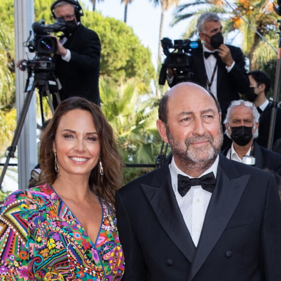 Kad Merad et sa compagne Julia Vignali - Montée des marches du film " OSS 117 : Alerte rouge en Afrique Noire " lors du 74ème Festival International du Film de Cannes. Le 17 juillet 2021 © Borde-Jacovides-Moreau / Bestimage