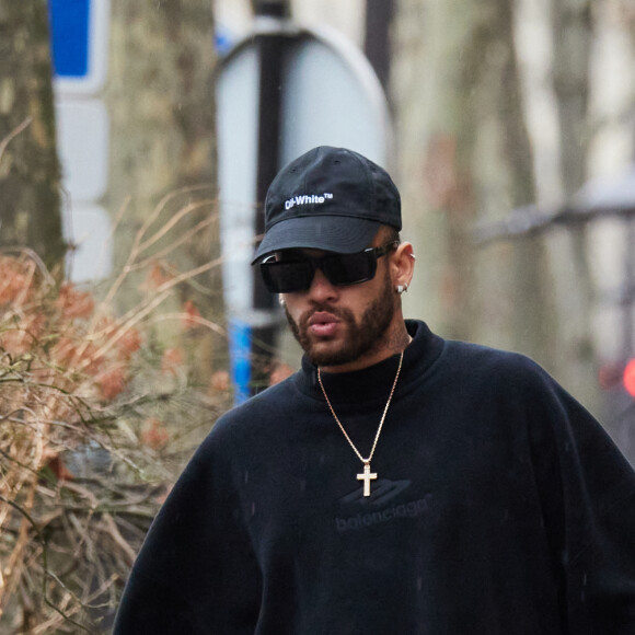 Tu vas rejoindre une belle famille, avec un frère, des grands-parents, des tantes et des tantes qui t'aiment déjà beaucoup ! Viens vite mon fils, nous t'attendons !", ajoute le couple
Exclusif - Le joueur du Psg Neymar Jr s'est rendu à l'hôtel "Le Narcisse Blanc", il a ensuite acheté deux roses chez le fleuriste "Julian Fleuriste" pour sa compagne Bruna Biancardi, Paris le 9 janvier 2023. Selon le quotidien Marca en espagne, dans plusieurs articles sur son couple, Neymar Jr serait en couple avec Jessica Turini. Mais il n'en est rien car Neymar Jr a rejoint Bruna Biancardi au restaurant "L'Atelier de Joël Robuchon Étoile" pour lui offrir les roses. Après, ils se sont rendus avec des amis dans la boutique Rolex dans le triangle d'or.