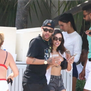 Sur les photos, on peut voir que Bruna Biancardi a déjà un début de baby bump
Neymar Jr et sa compagne Cindy Marquezine se prélassent avec des amis au "Fontainebleau Resort" à Miami, le 8 juin 2022.
