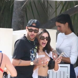 Neymar Jr et sa compagne Cindy Marquezine se prélassent avec des amis au "Fontainebleau Resort" à Miami, le 8 juin 2022.