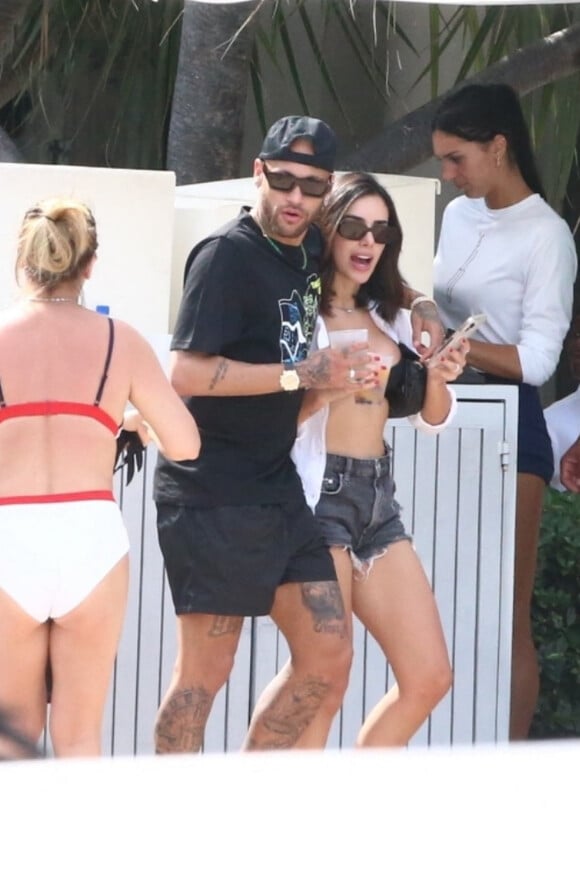 Neymar Jr et sa compagne Cindy Marquezine se prélassent avec des amis au "Fontainebleau Resort" à Miami, le 8 juin 2022.