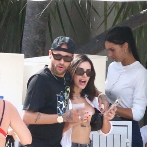 Neymar Jr et sa compagne Cindy Marquezine se prélassent avec des amis au "Fontainebleau Resort" à Miami, le 8 juin 2022.