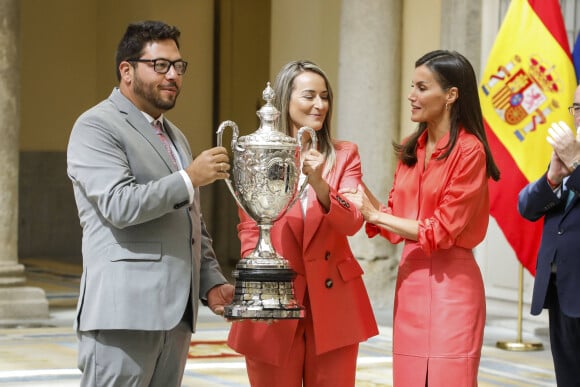 Le roi Felipe VI et la reine Letizia d'Espagne, assistent à la remise des prix "National Sports Awards" au Palais Royal d'El Pardo à Madrid, le 18 avril 2023. 