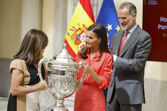 Elle a rencontré différents sportifs dont une footballeuse professionnelle. 
Le roi Felipe VI et la reine Letizia d'Espagne, assistent à la remise des prix "National Sports Awards" au Palais Royal d'El Pardo à Madrid, le 18 avril 2023.